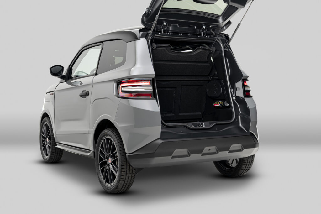 JS60 Ultimate_Asphalt Grey_Tailgate Opened